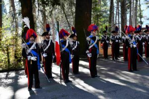 CC.-Forestali-08-Bandiera-di-Guerra-Bandiera-di-Guerra-della-Scuola-Carabinieri-Forestali-inquadrata-nello-schieramento-scaled.jpg