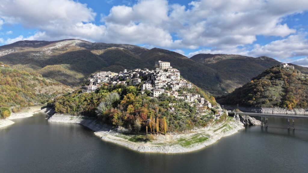 Castel di Tora il paese sul Lago del Turano