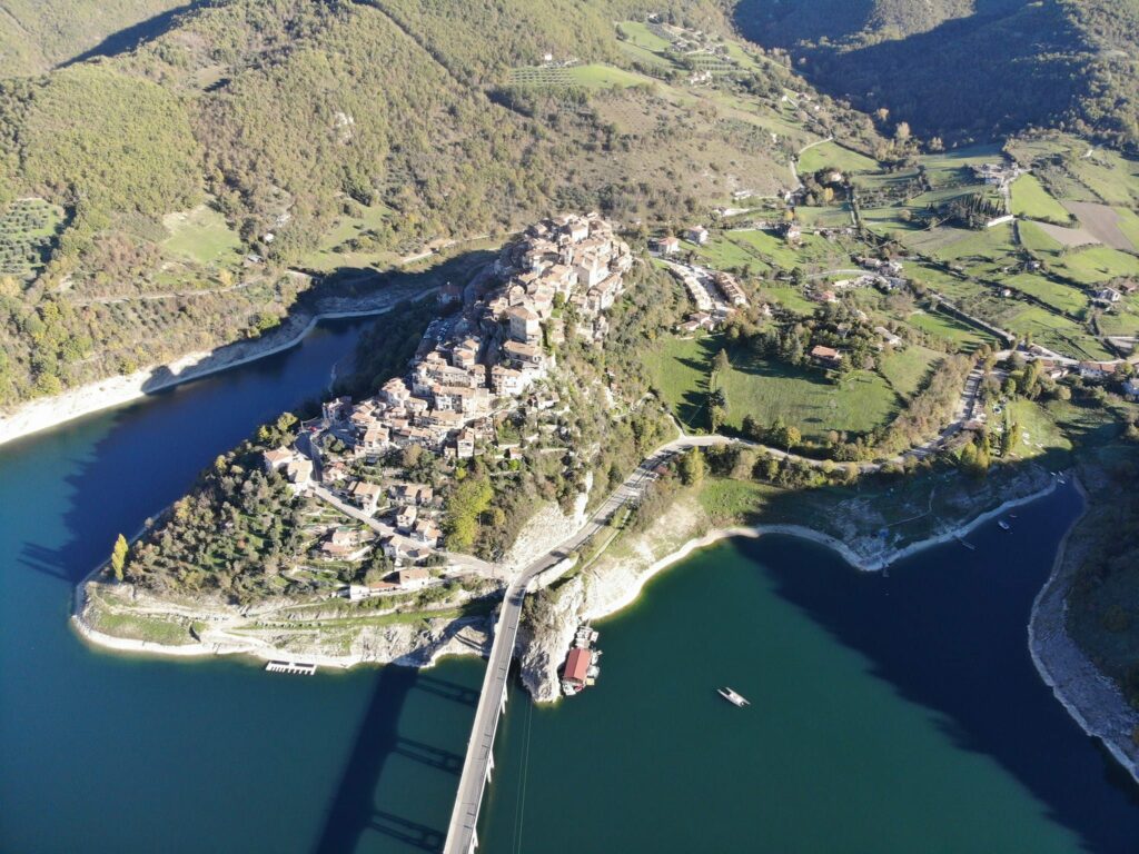 Castel di Tora il paese sul Lago del Turano