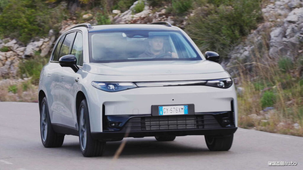 Prova della Leapmotor C10 REEV, il suv elettrico con motore termico che carica la batteria, con autonomia di 1.000 km 